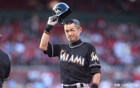 Miami Marlins Ichiro Suzuki tips his cap to the crowd after hitting a single in the first inning against the St. Louis Cardinals at Busch Stadium in St. Louis on August 15, 2015. With that hit, Ichiro broke Ty Cobbs record for professional hits.   Photo by Bill Greenblatt/UPI