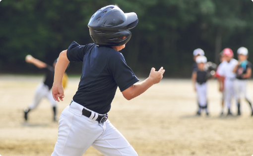 野球をしている少年